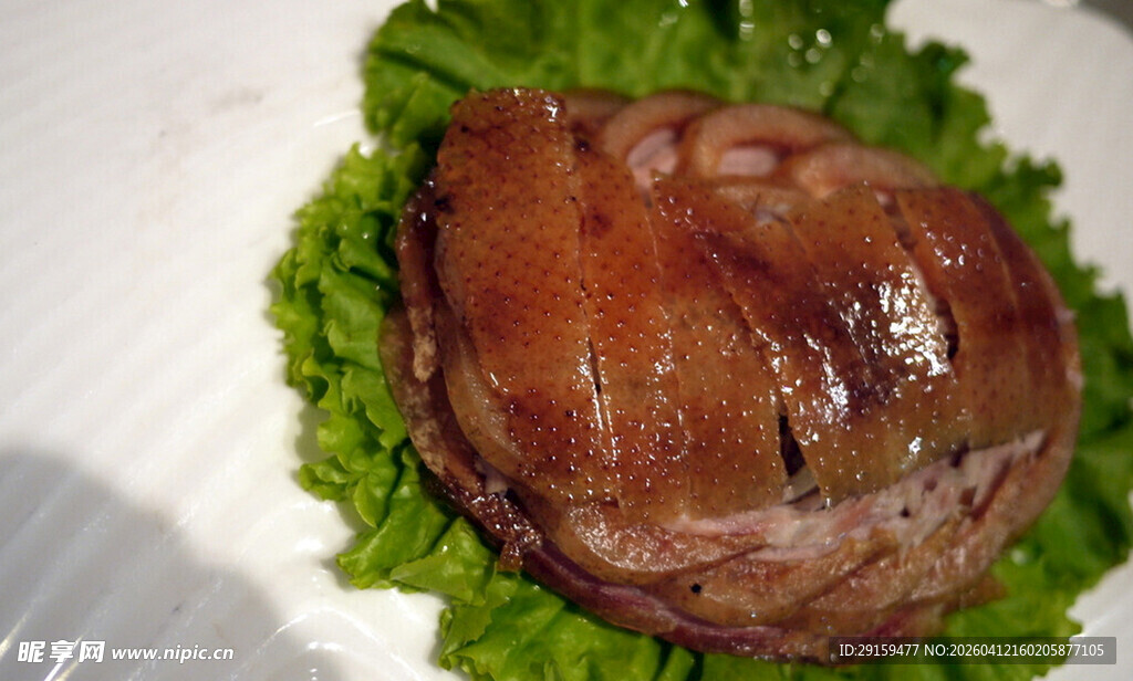 美味卤制猪肘配生菜