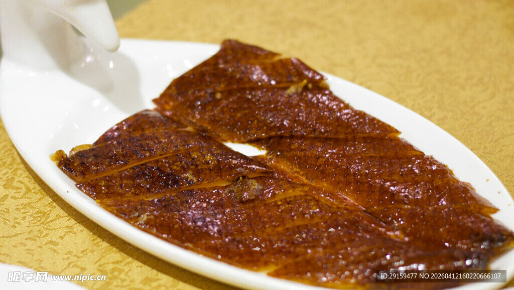 美味酱鸭摆于白盘