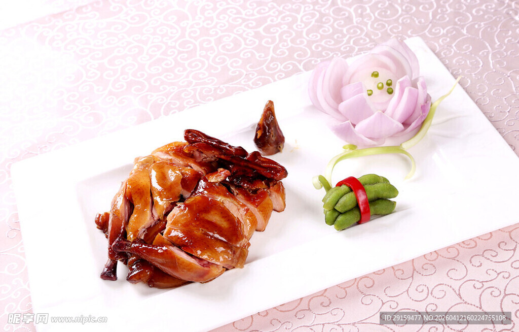 精致摆盘的美味烤鸭