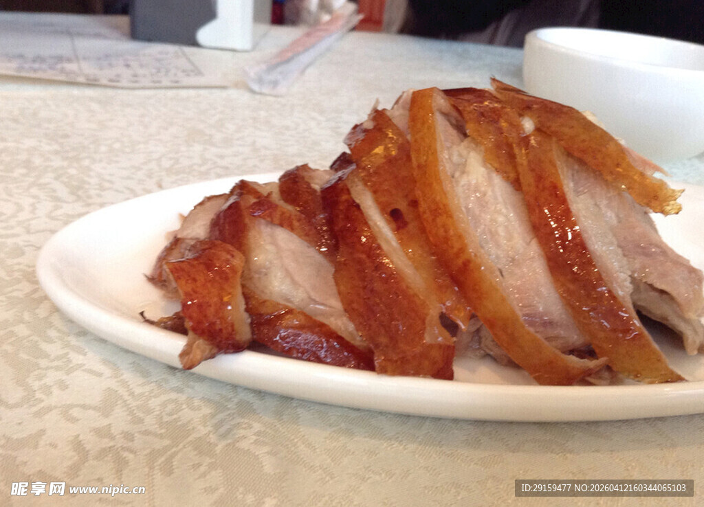 美味切片烤鸭摆于盘中