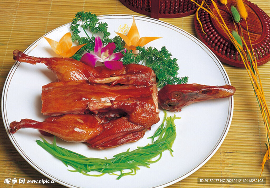 美味摆盘的特色烤鸭