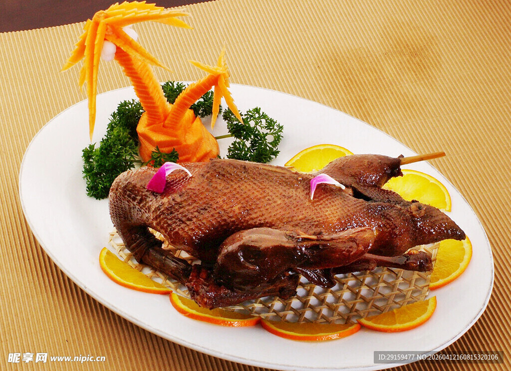 精美摆盘的特色烤鸭