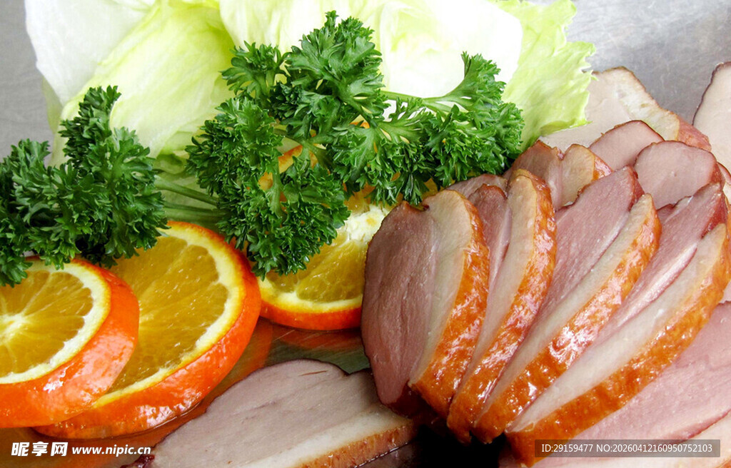 美味切片烤肉配新鲜蔬果