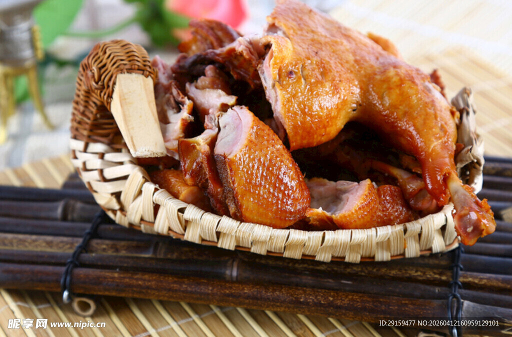 竹篮中美味的烤全鸡