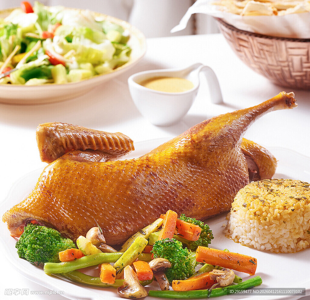 美味烤鸡搭配多样餐食