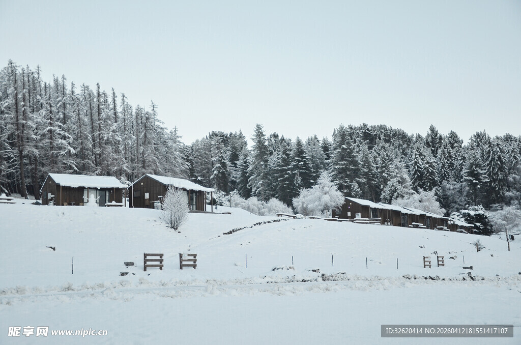 冬日雪覆山林中的小屋