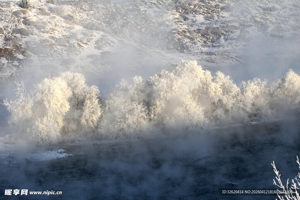 冬日水雾升腾的自然景象