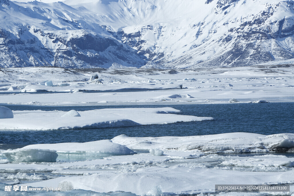 冰雪覆盖的壮丽山水景观