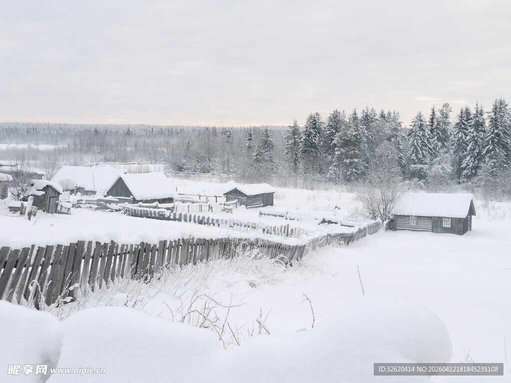 冬日雪景中的静谧村庄