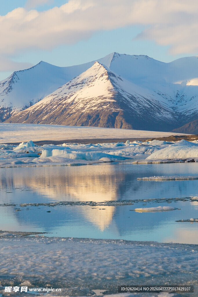 冰雪覆盖下的静谧山水景观
