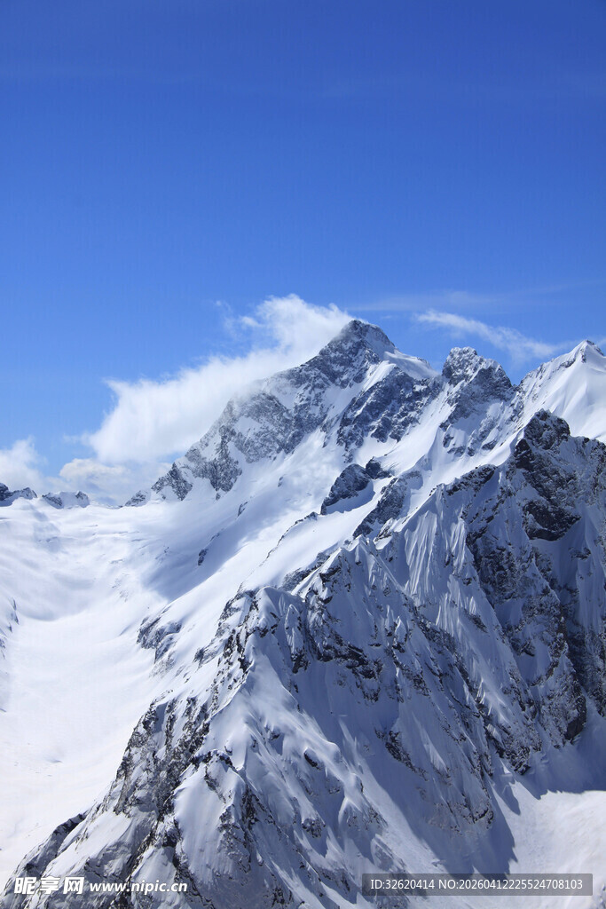 巍峨雪山壮丽景致