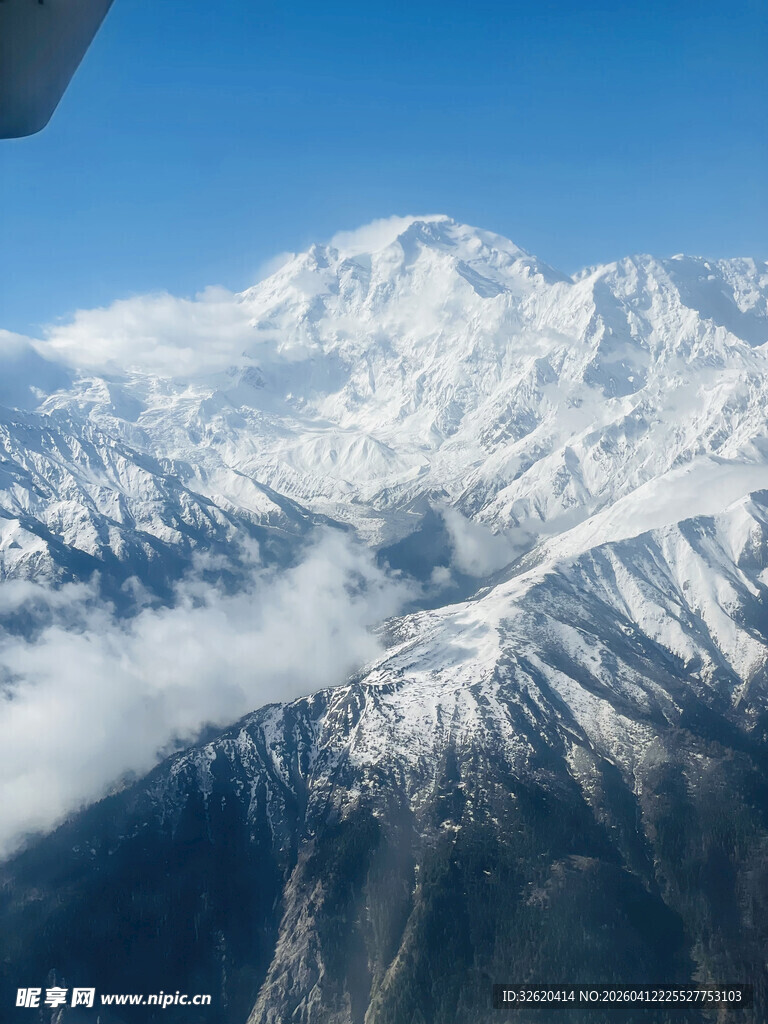 高空俯瞰壮丽雪山美景