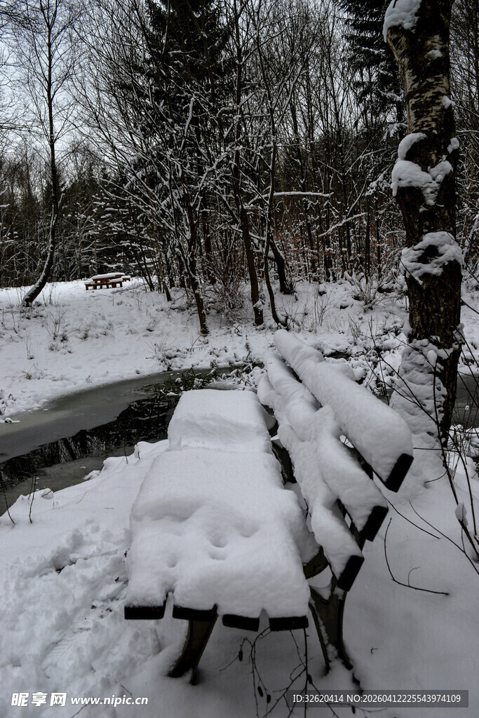 雪覆长椅