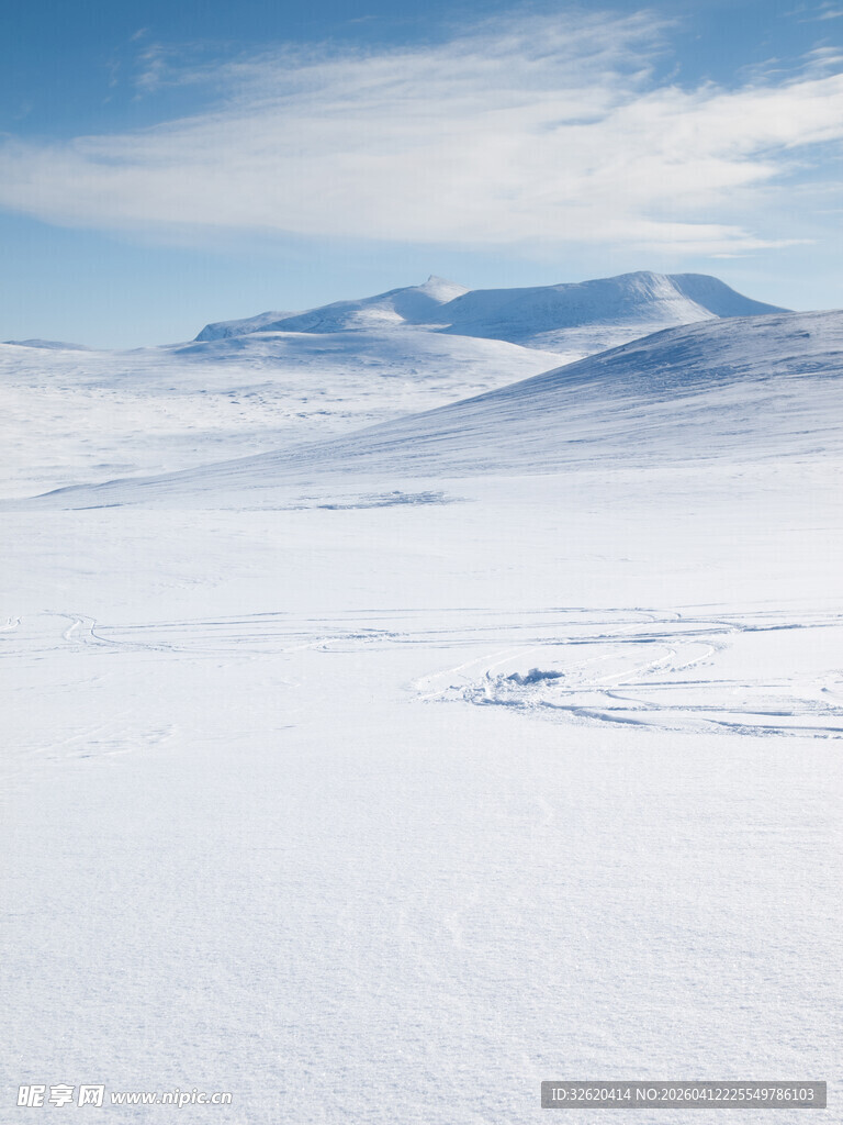 广袤雪地中的连绵山脉