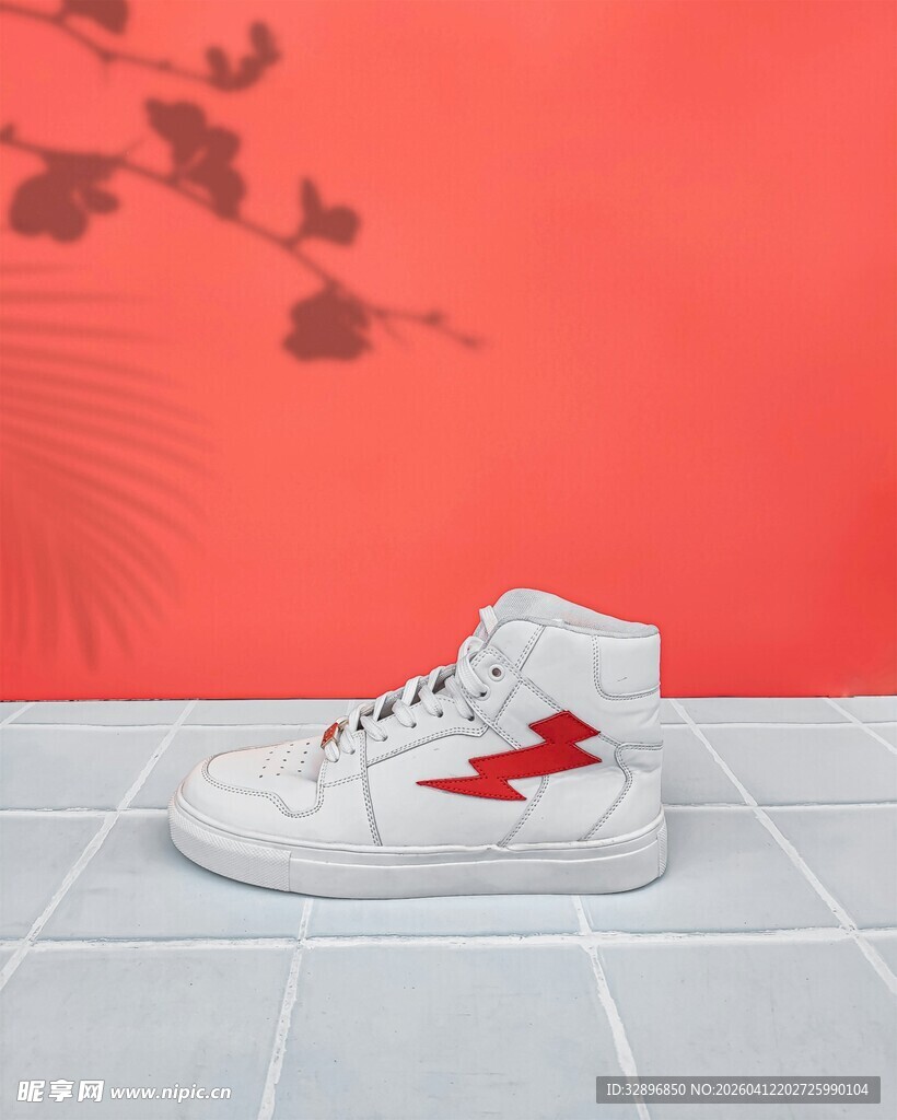 红色装饰高帮白色运动鞋