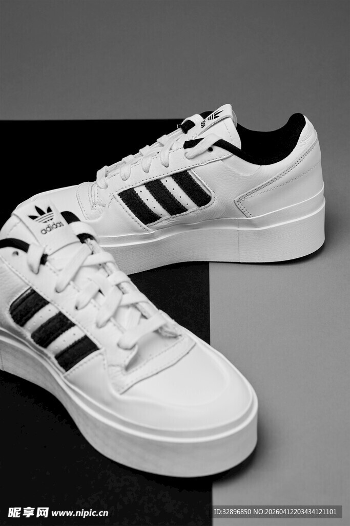 阿迪达斯经典款白色运动鞋