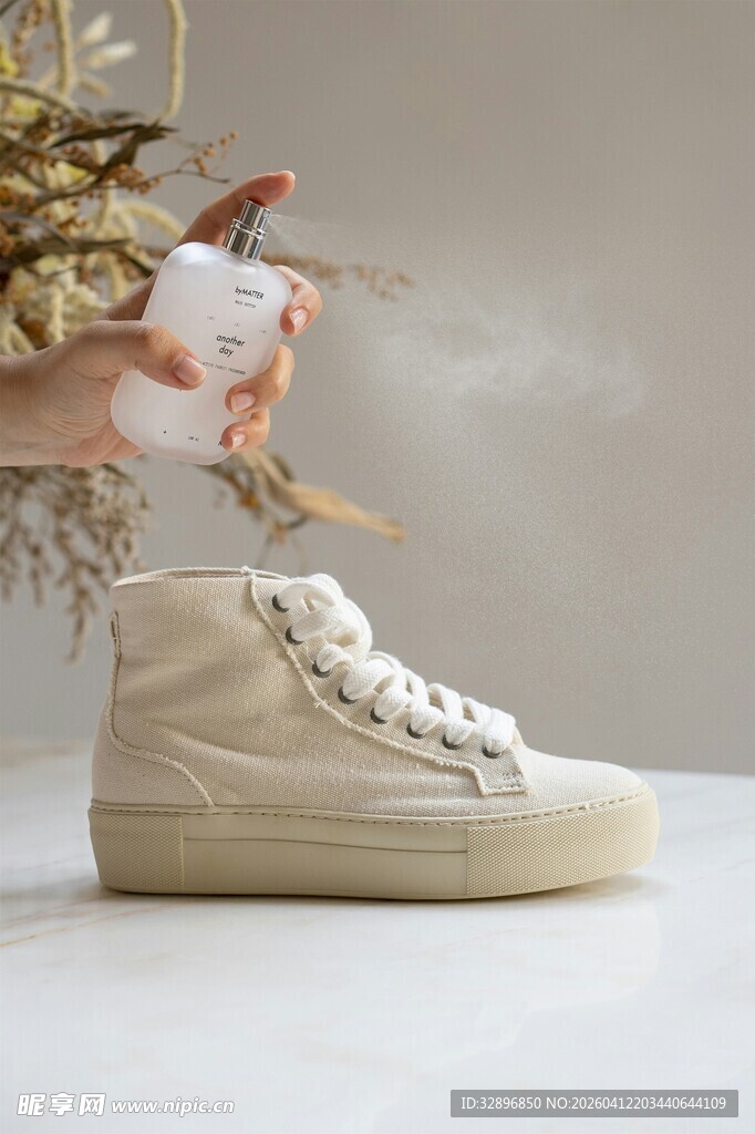 米色高帮鞋展示瞬间
