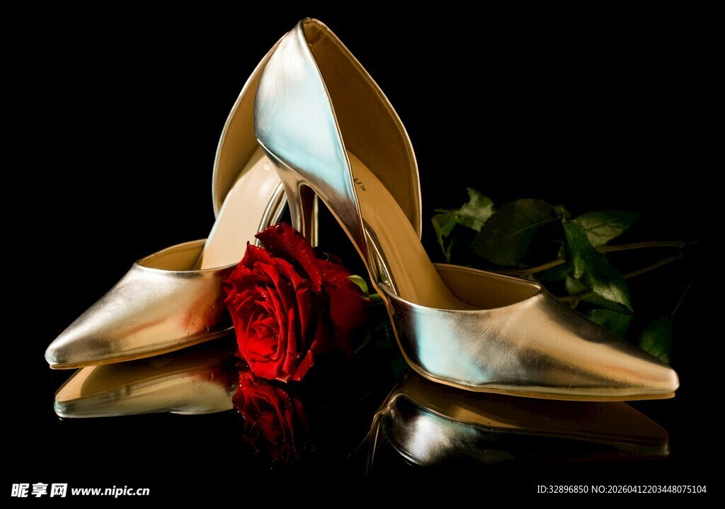 优雅高跟鞋与娇艳红玫瑰