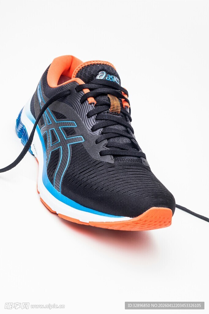 黑色运动跑鞋特写