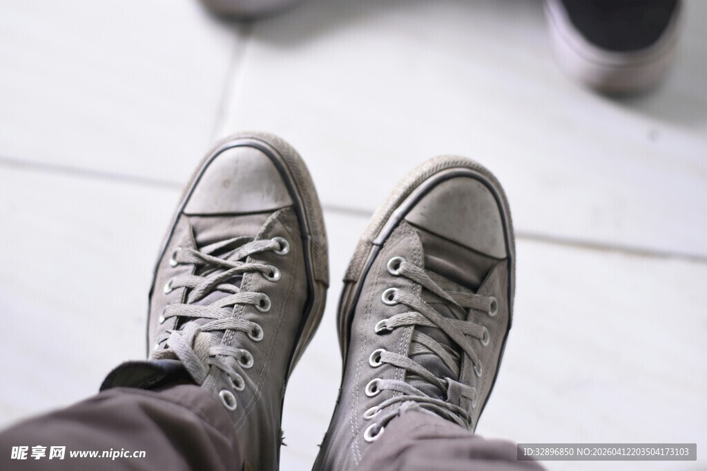 俯视视角下的灰色帆布鞋