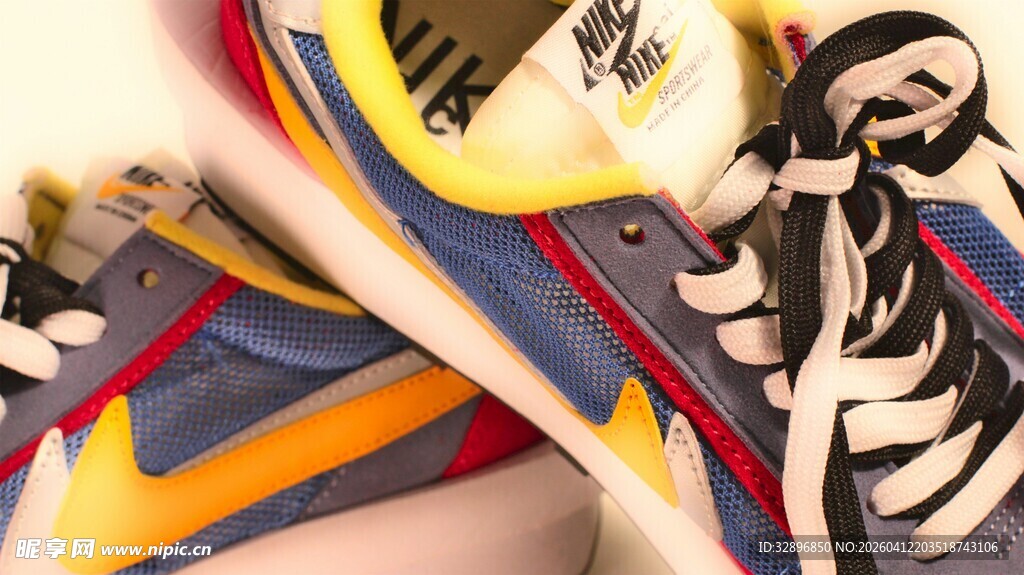 抽象多彩乐器画作