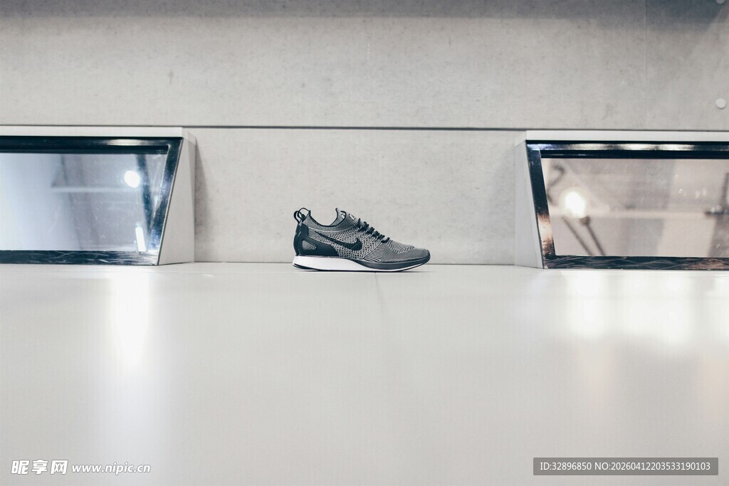 展示架上的时尚运动鞋