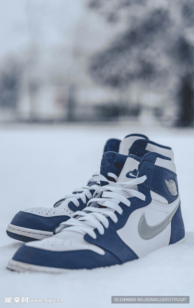 蓝白高帮耐克运动鞋