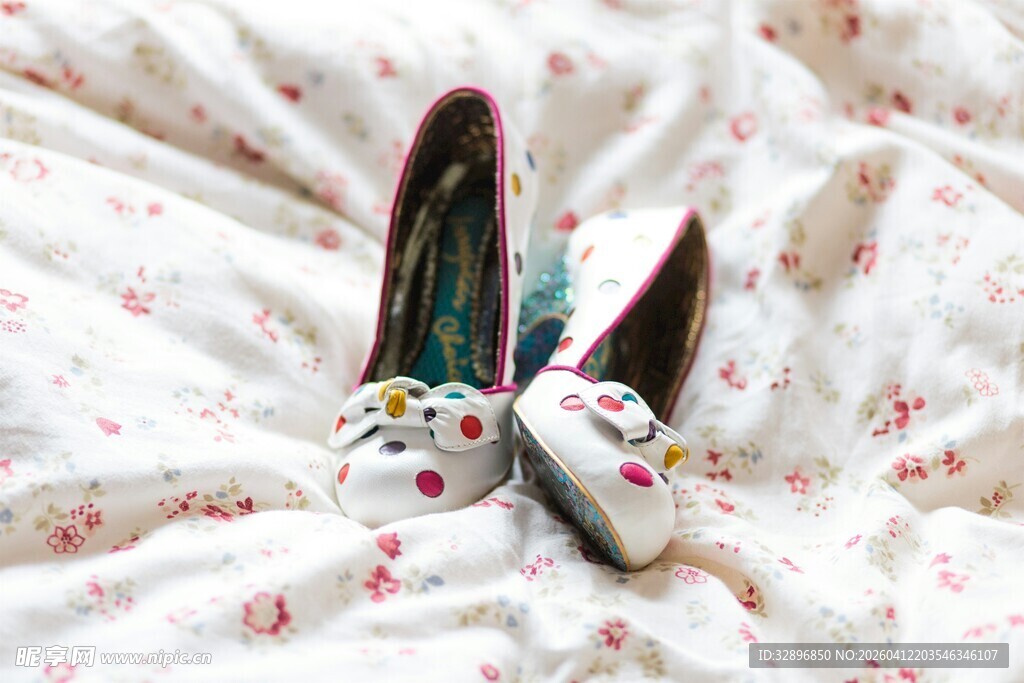 精致女鞋置于碎花布上