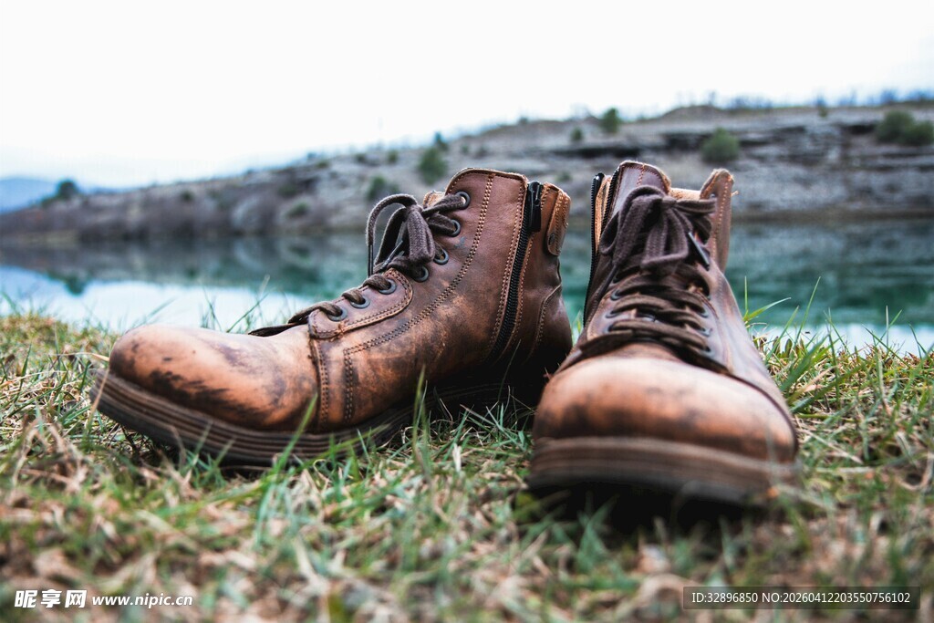 户外旧靴置于翠绿草地