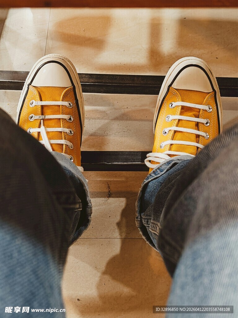 站在台阶上的黄鞋与牛仔裤