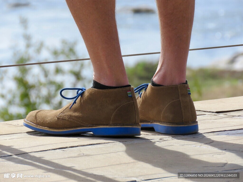 男士棕色系带休闲鞋特写