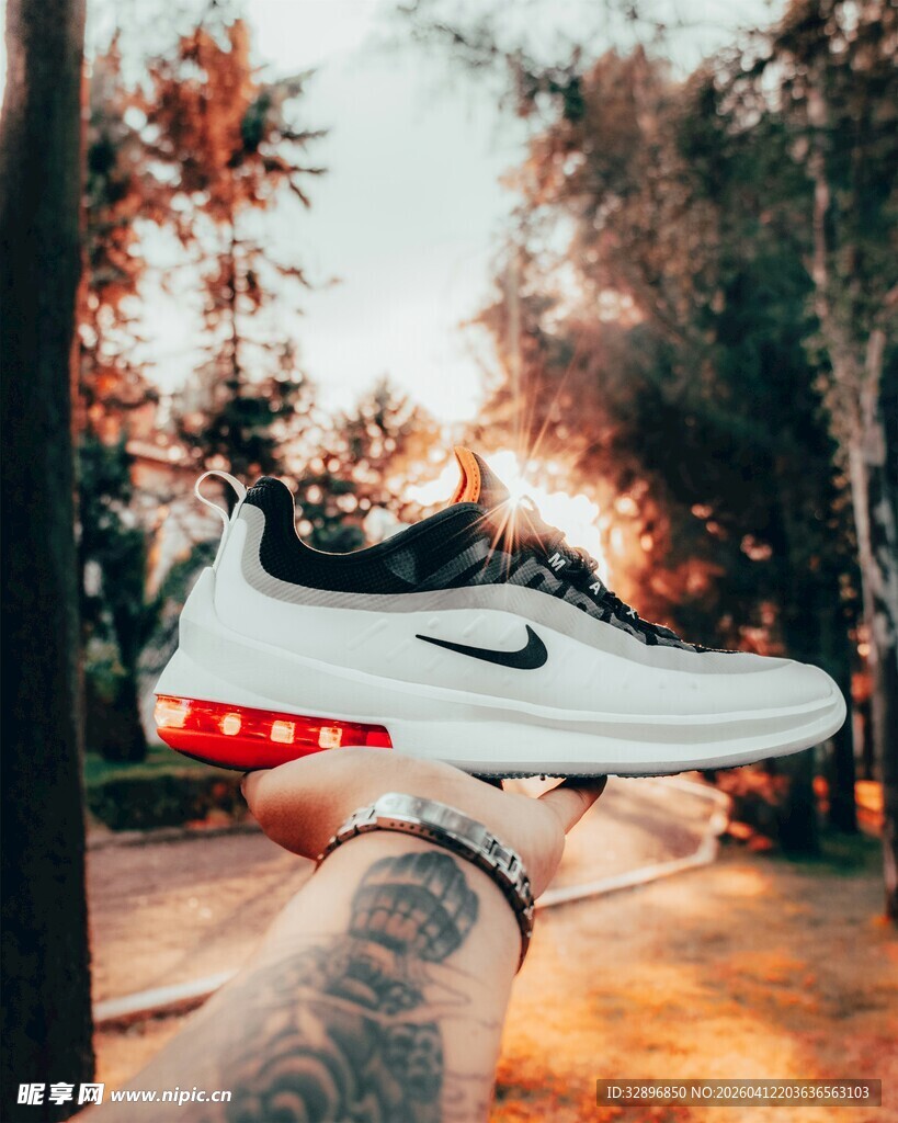 手持炫酷发光耐克运动鞋