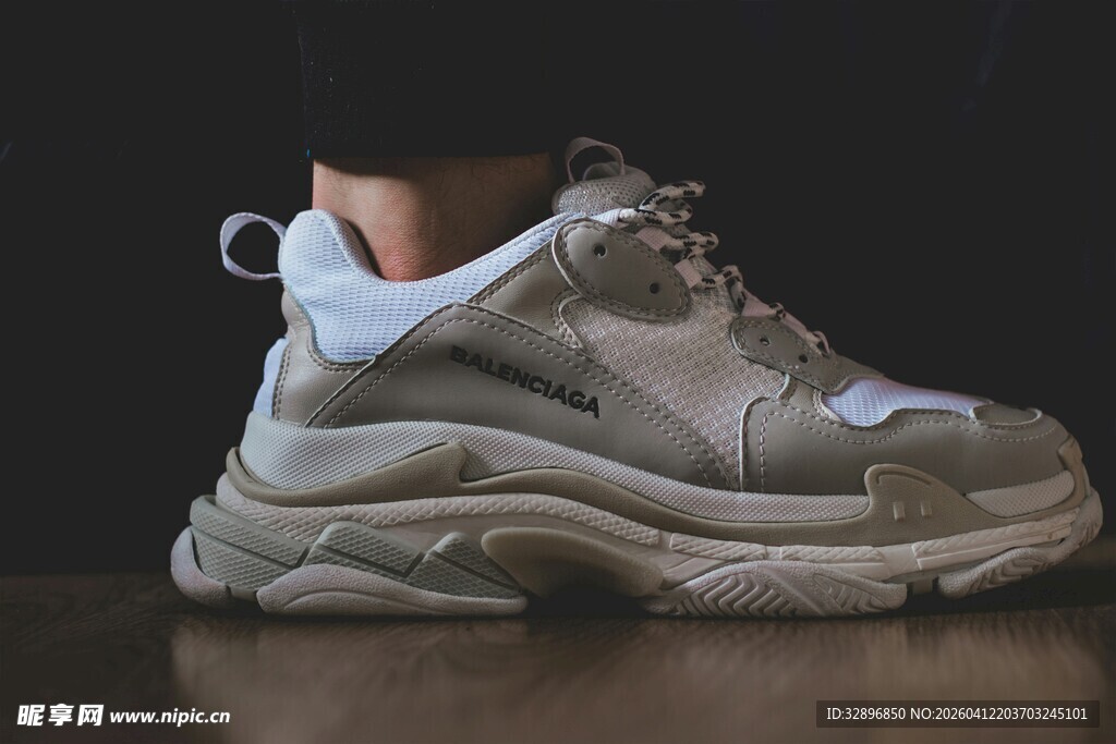 时尚厚底运动鞋展示