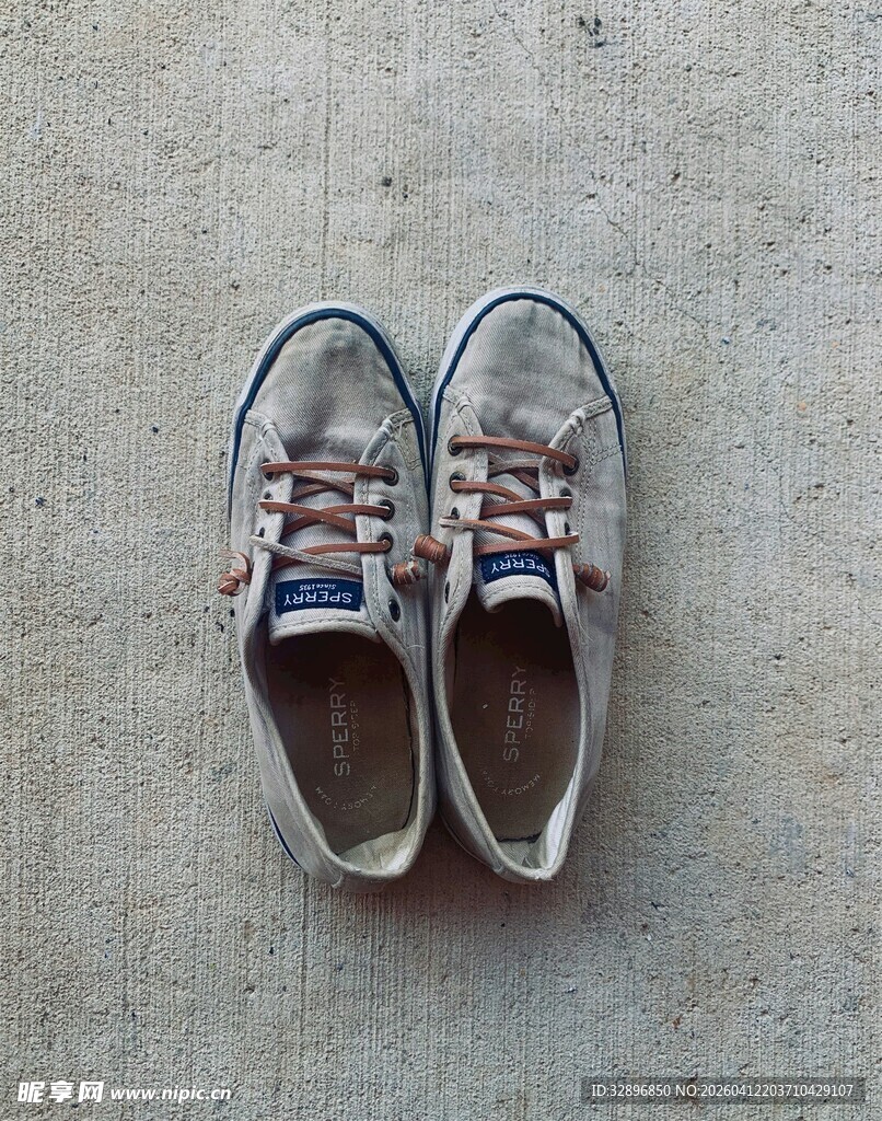 旧款休闲帆布鞋特写