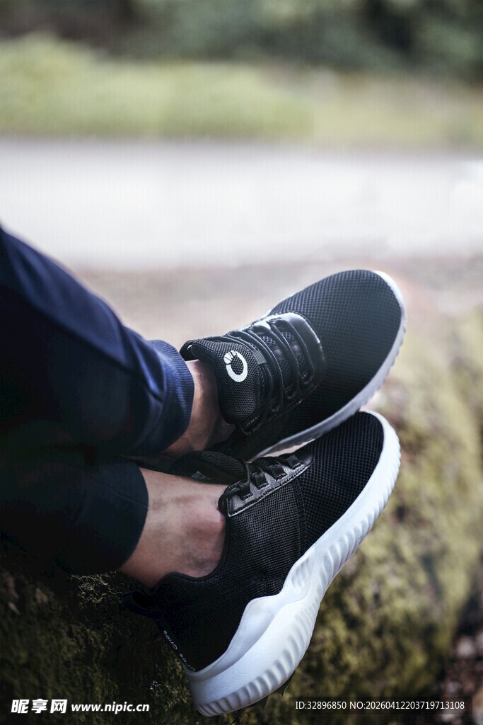 系鞋带的时尚运动鞋