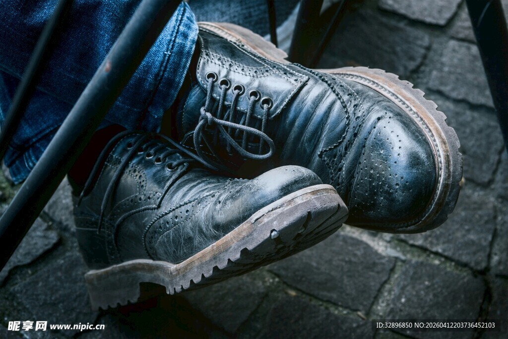 磨损的旧工装鞋特写