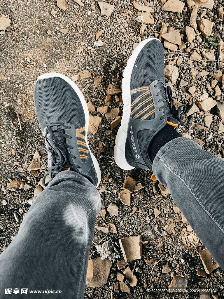 户外徒步者的脚下风景