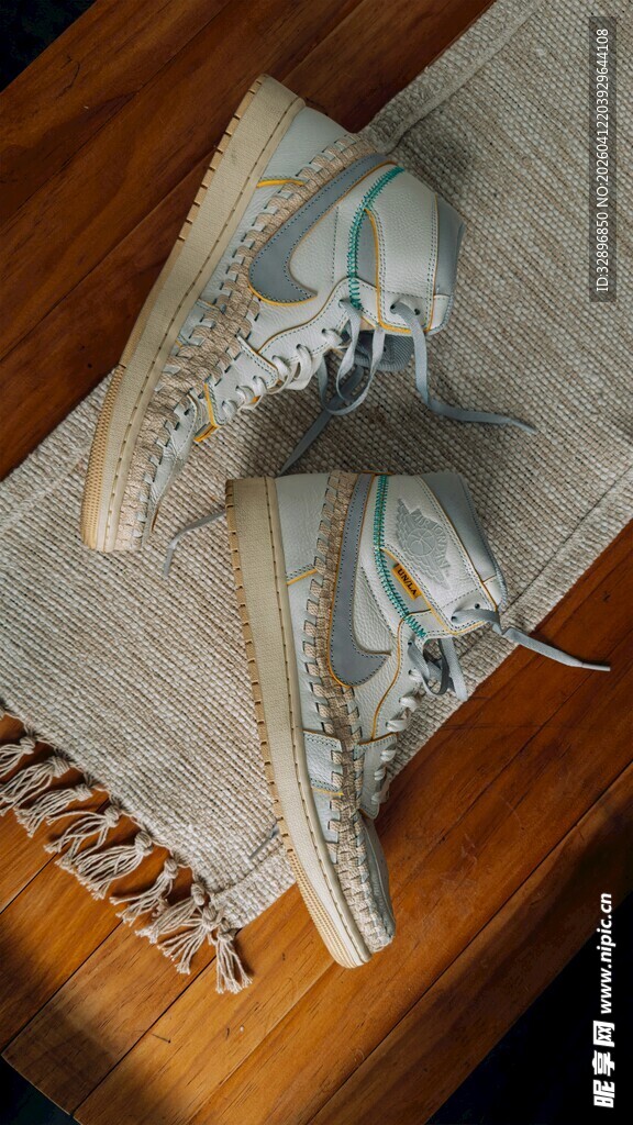 多彩运动鞋置于布面之上