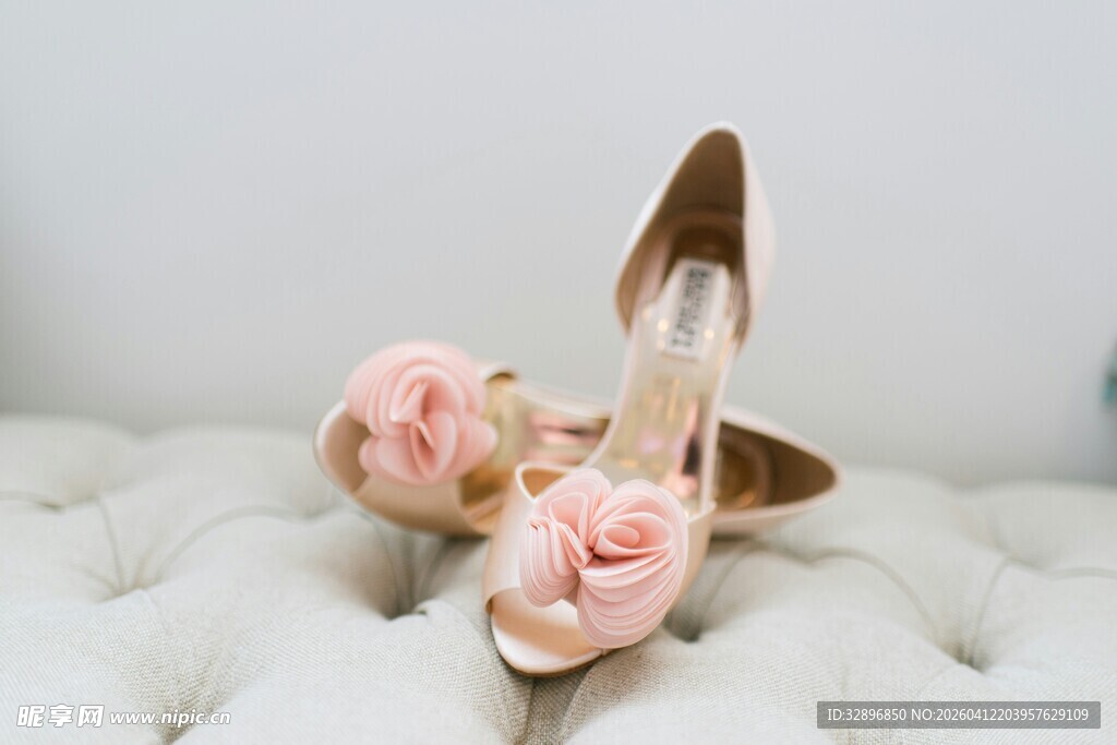 粉色花朵装饰优雅高跟鞋