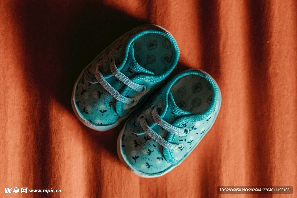 蓝色小童鞋置于暖色背景