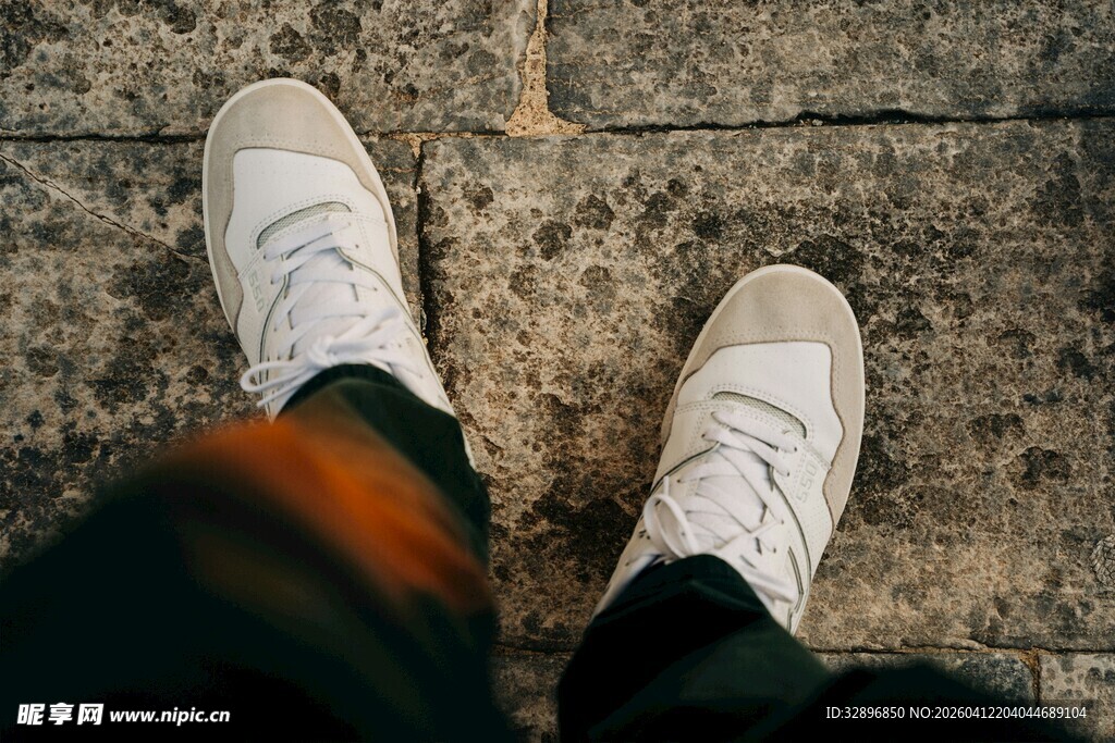 俯视视角下的白色运动鞋