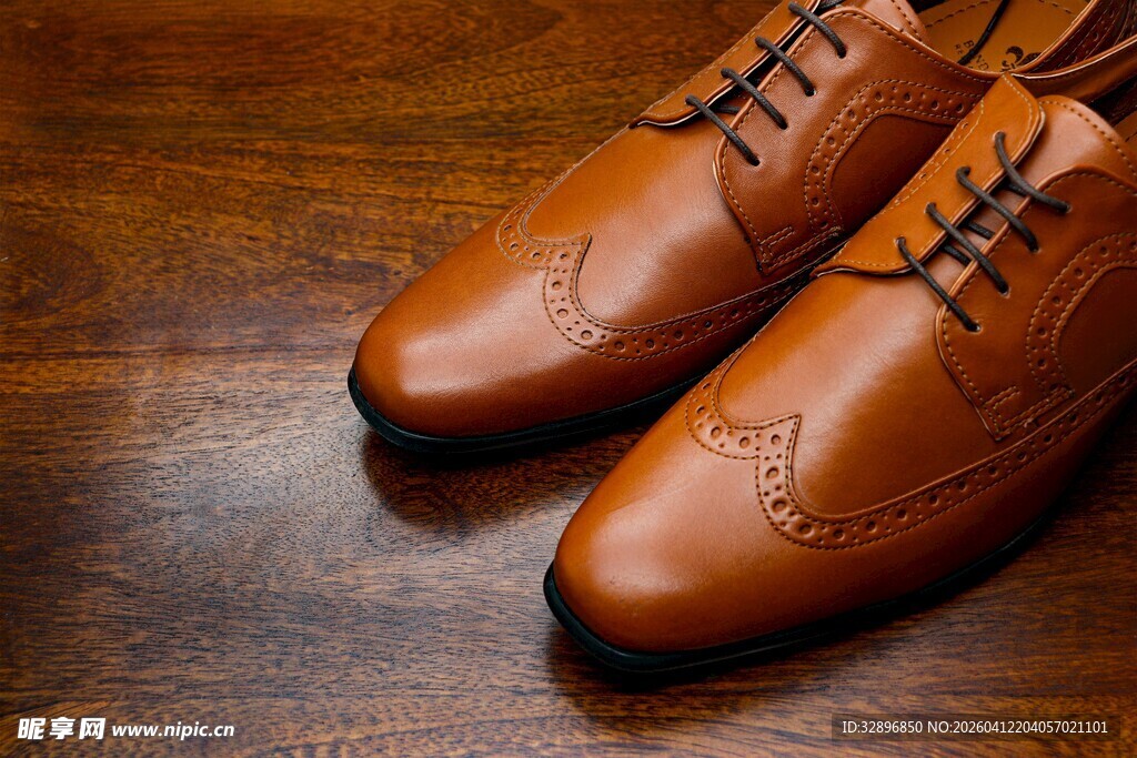 棕色雕花皮鞋特写