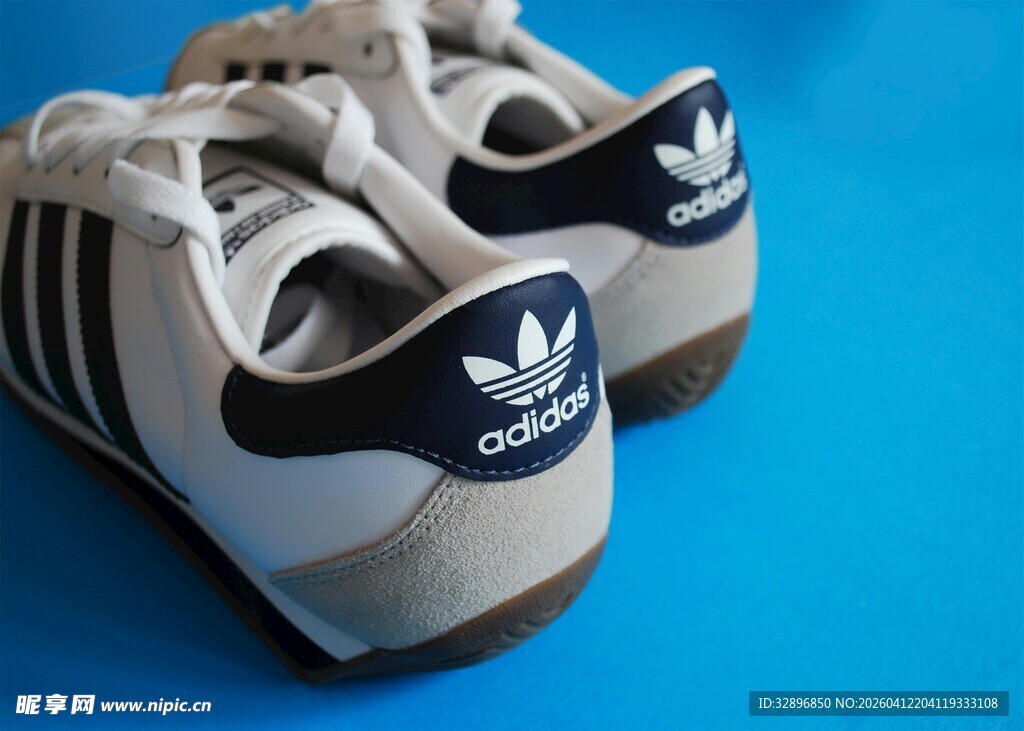 阿迪达斯经典运动鞋展示