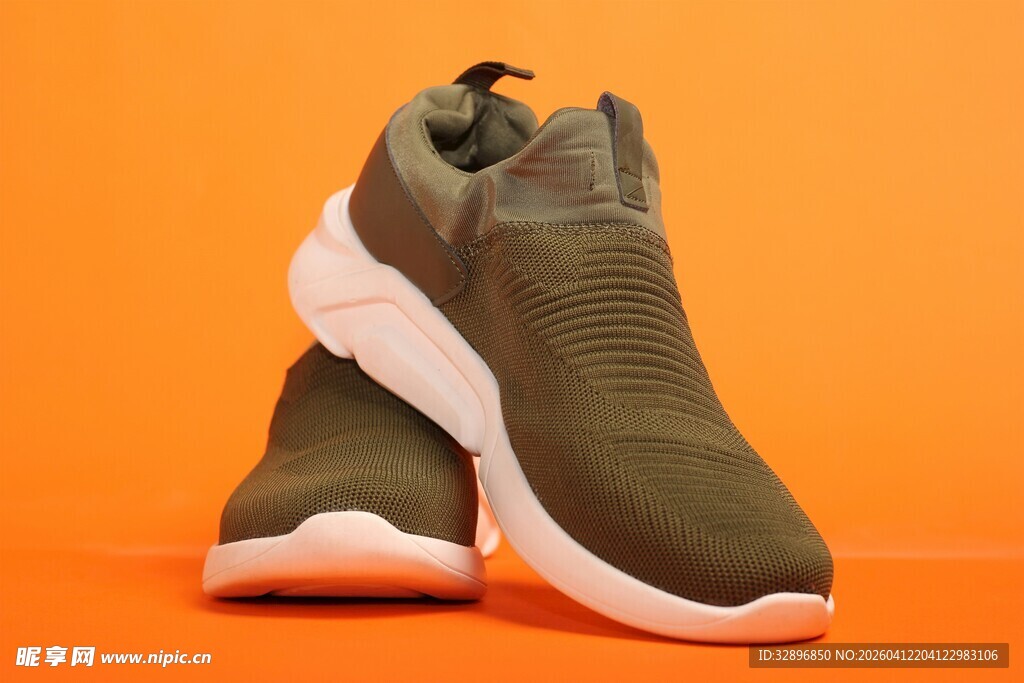 深绿色休闲运动鞋展示