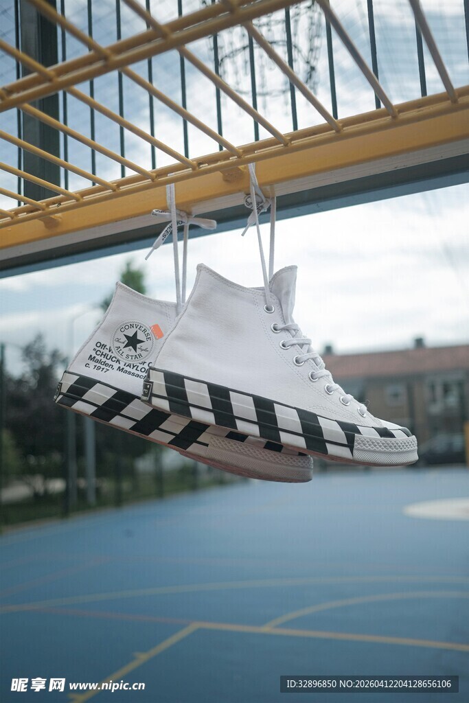 港口吊起大型物件