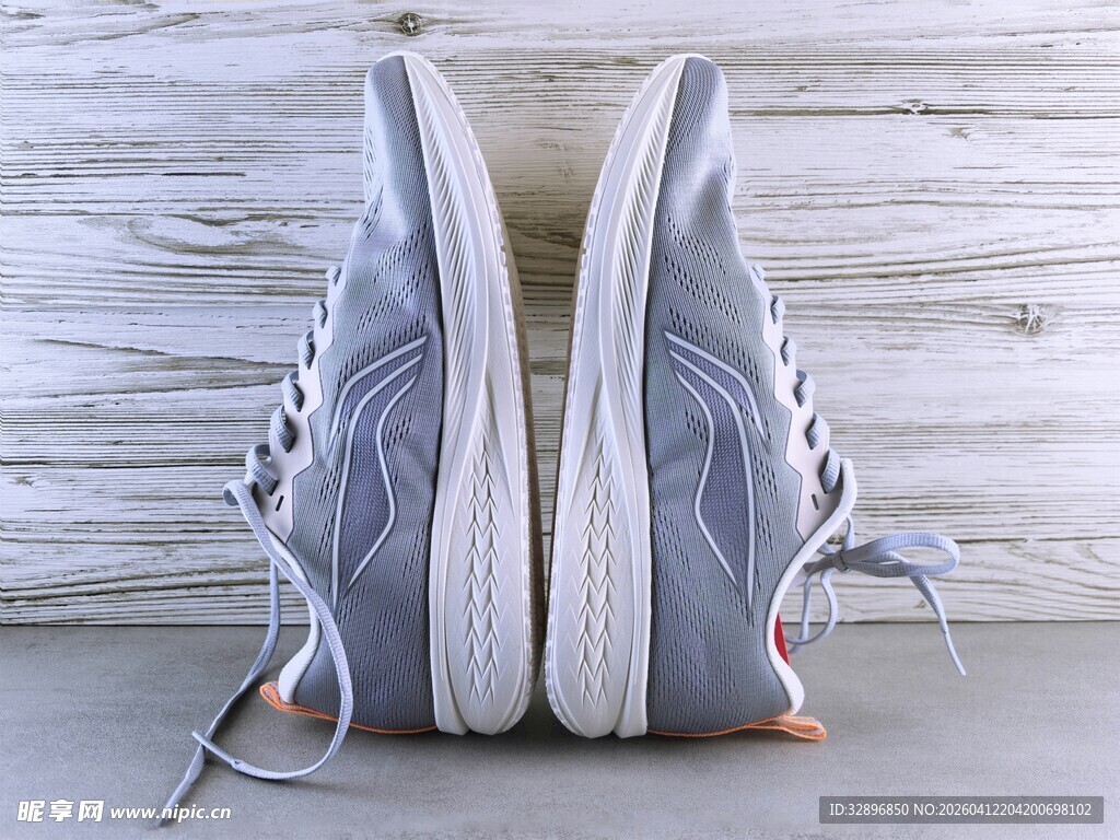 灰色休闲运动鞋特写