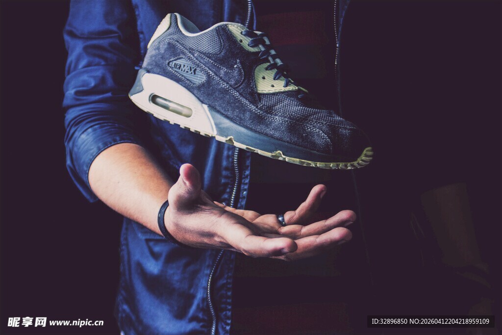 展示时尚运动鞋