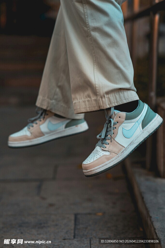 时尚运动鞋与休闲裤搭配