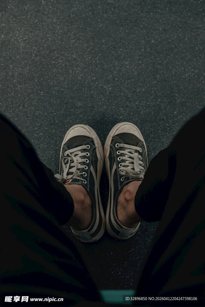 双脚穿运动鞋的俯视视角
