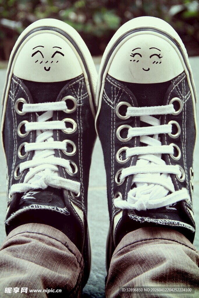 笑脸帆布鞋下的俏皮瞬间